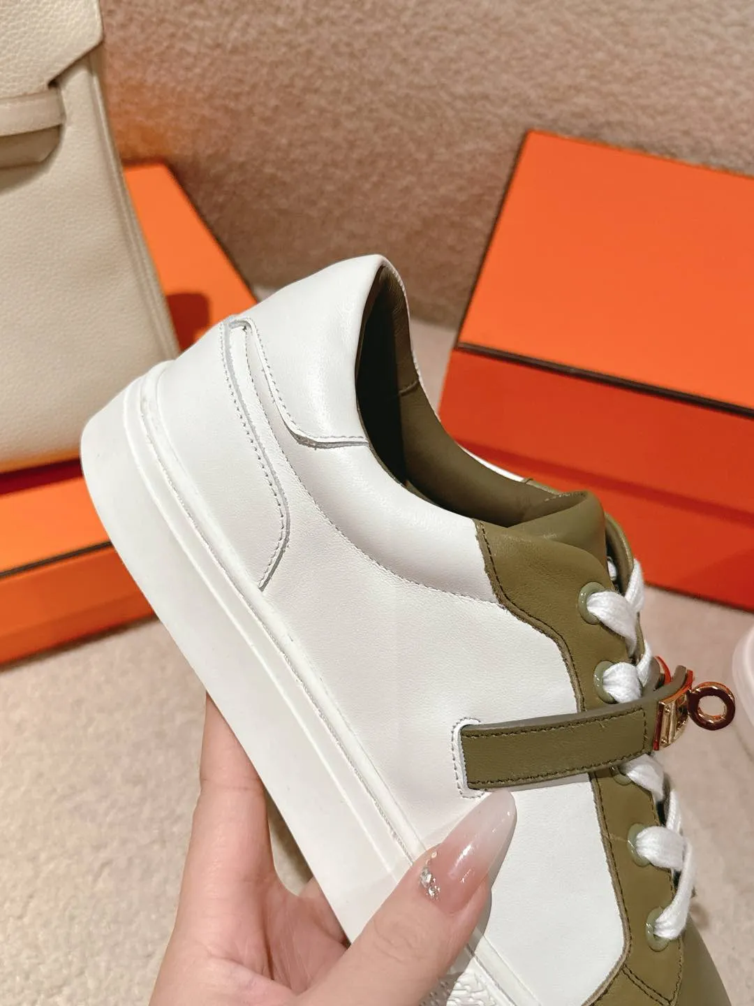 👟👟Ex-factory price 600👟👟Hermes top version couple model Epsom calfskin and calfskin loafer style lace-up sneakers, with functional rose gold-plated Kelly shoe buckles. Create a stylish urban look. Fabric: Specific cowhide/canvas material Lining: Sheepskin lining Outsole: Original molded TPU outsole Size: 35-45